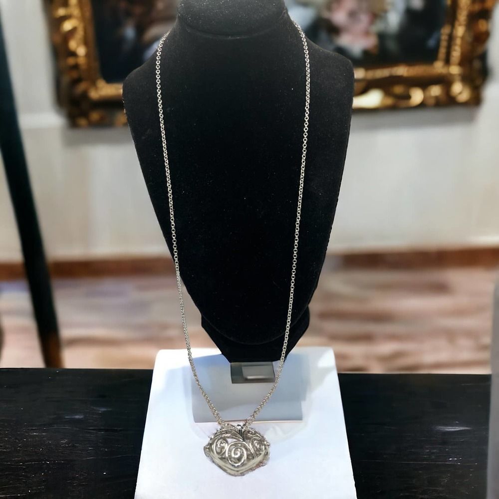 Silver Plated Locket Heart Shaped Floral Opens Pendant Necklace!